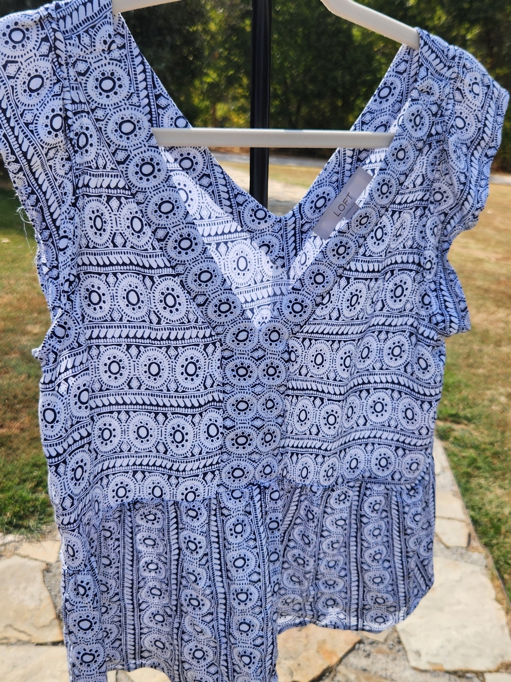 LOFT M Blue and White Printed Women's V-Neck Top